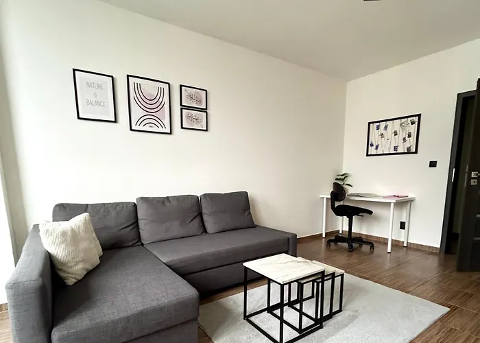 Lilly - Free Parking *